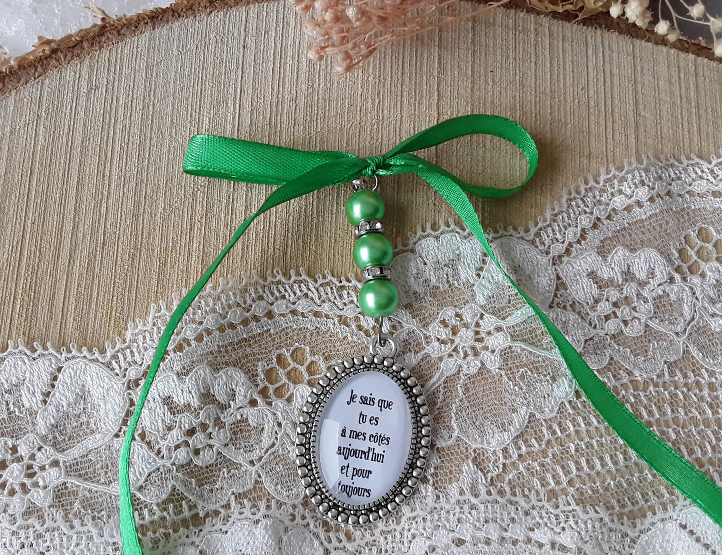 Médaillon souvenir pour bouquet de mariage, personnalisation photo ou texte, perle et ruban.
