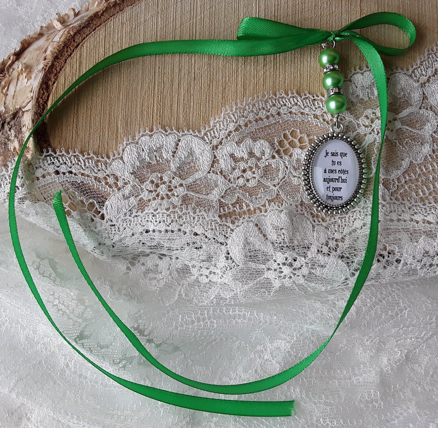 Médaillon élégant pour bouquet de mariage, perle nacrée et ruban délicat, photo ou texte à personnaliser.
