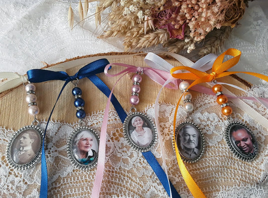 Bijou souvenir mariage, médaillon avec photo, perle nacrée et ruban personnalisables.