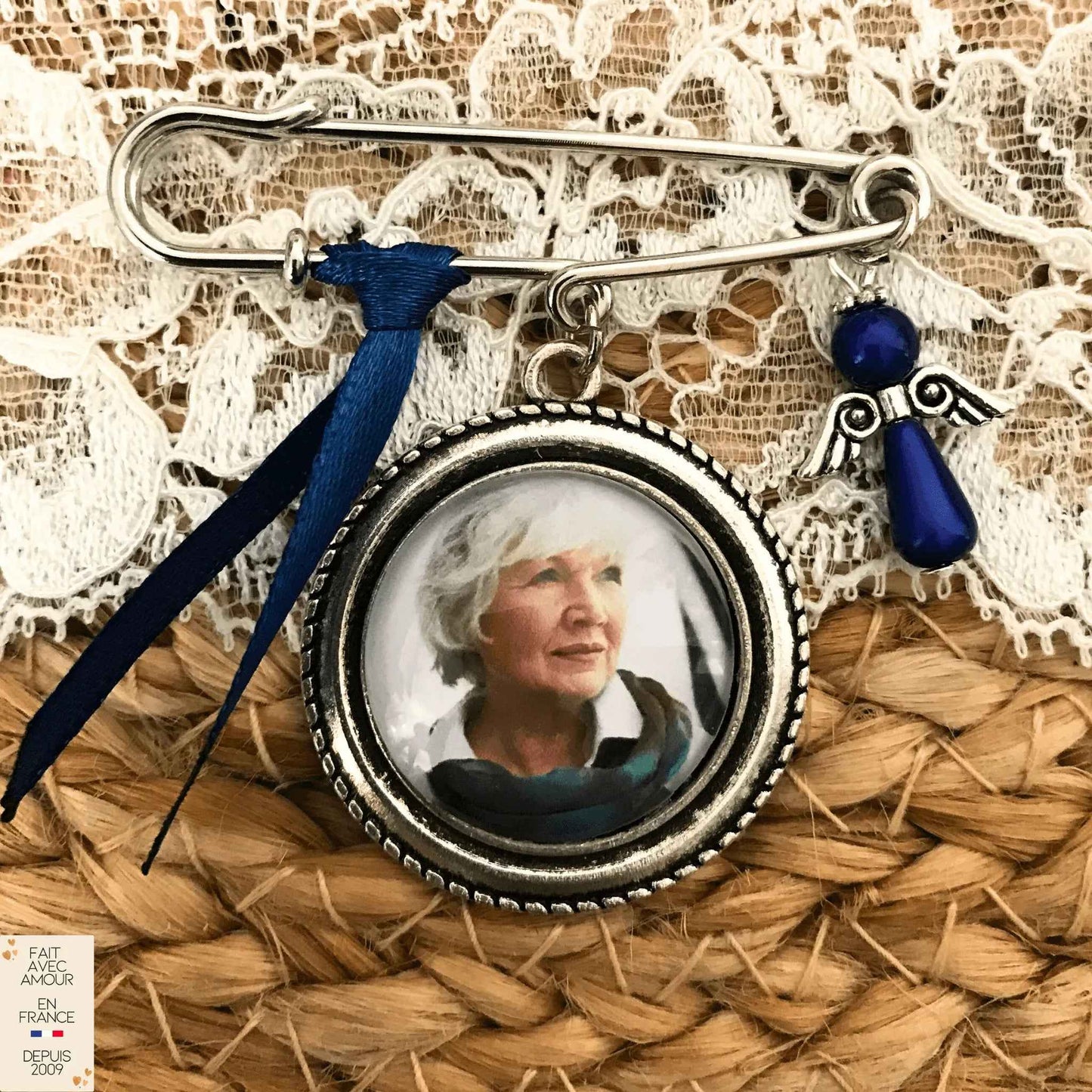 Broche de mariage avec médaillon souvenir pour mariée.