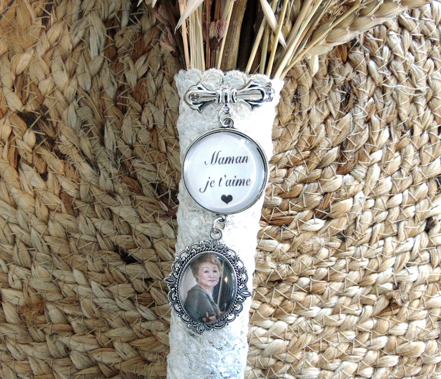 Médaillon personnalisable en laiton argenté avec dôme en verre, idéal pour sublimer un bouquet de mariée.
