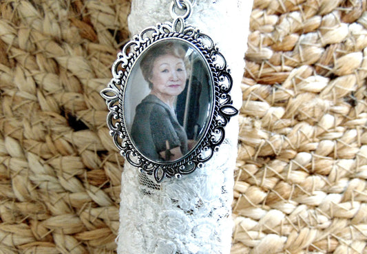 Bijou unique pour mariage, permettant d’immortaliser un souvenir précieux avec photo ou message personnel.