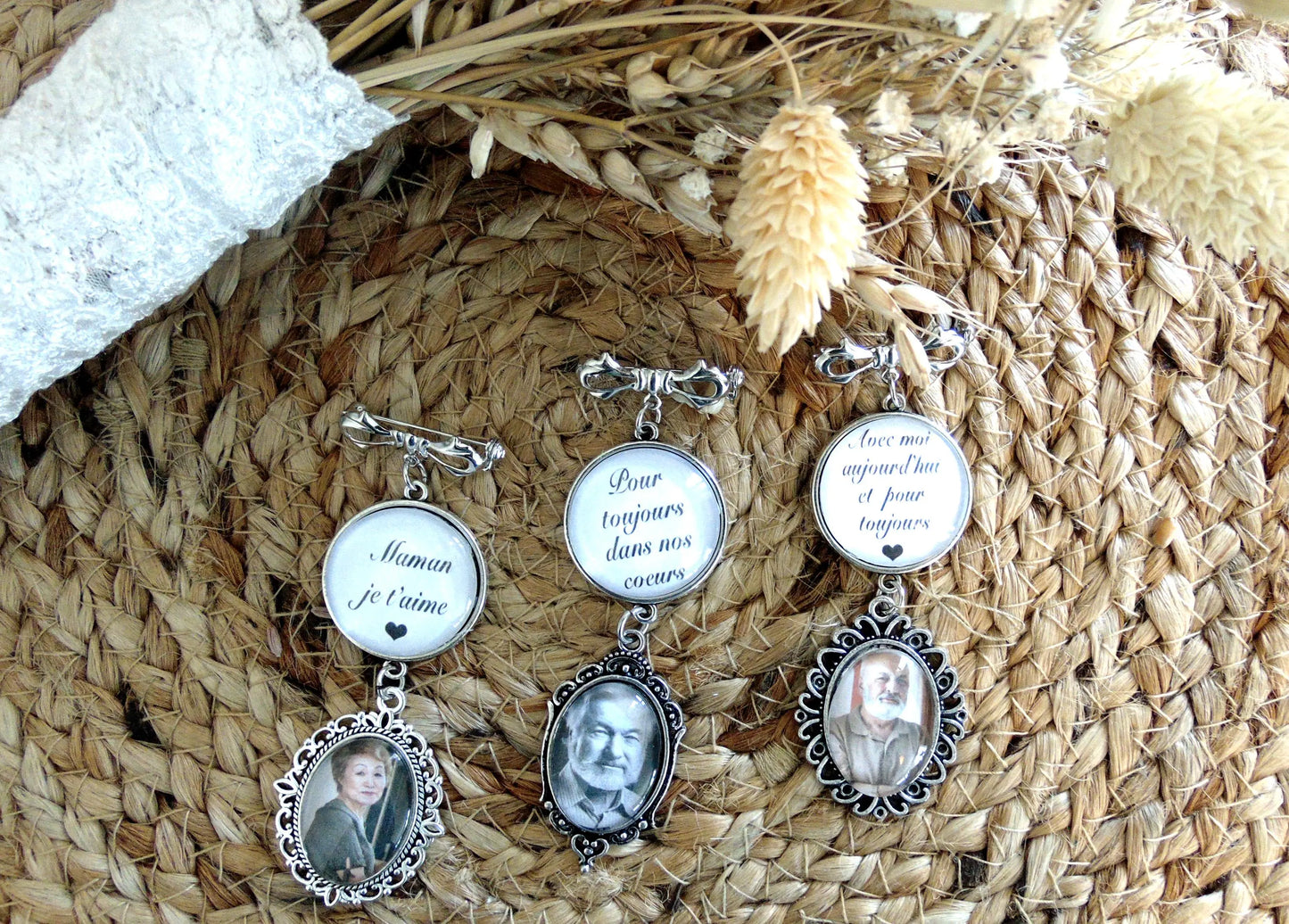 Accessoire de bouquet de mariée personnalisable, conçu pour rapprocher symboliquement vos proches lors d’événements spéciaux.