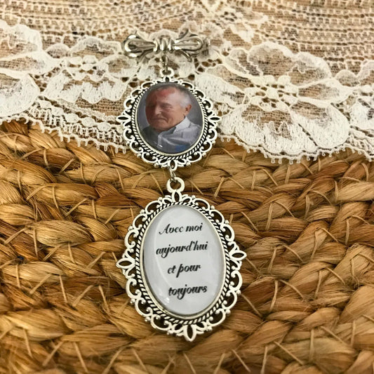 Bijou personnalisé pour bouquet de mariage avec photo souvenir.