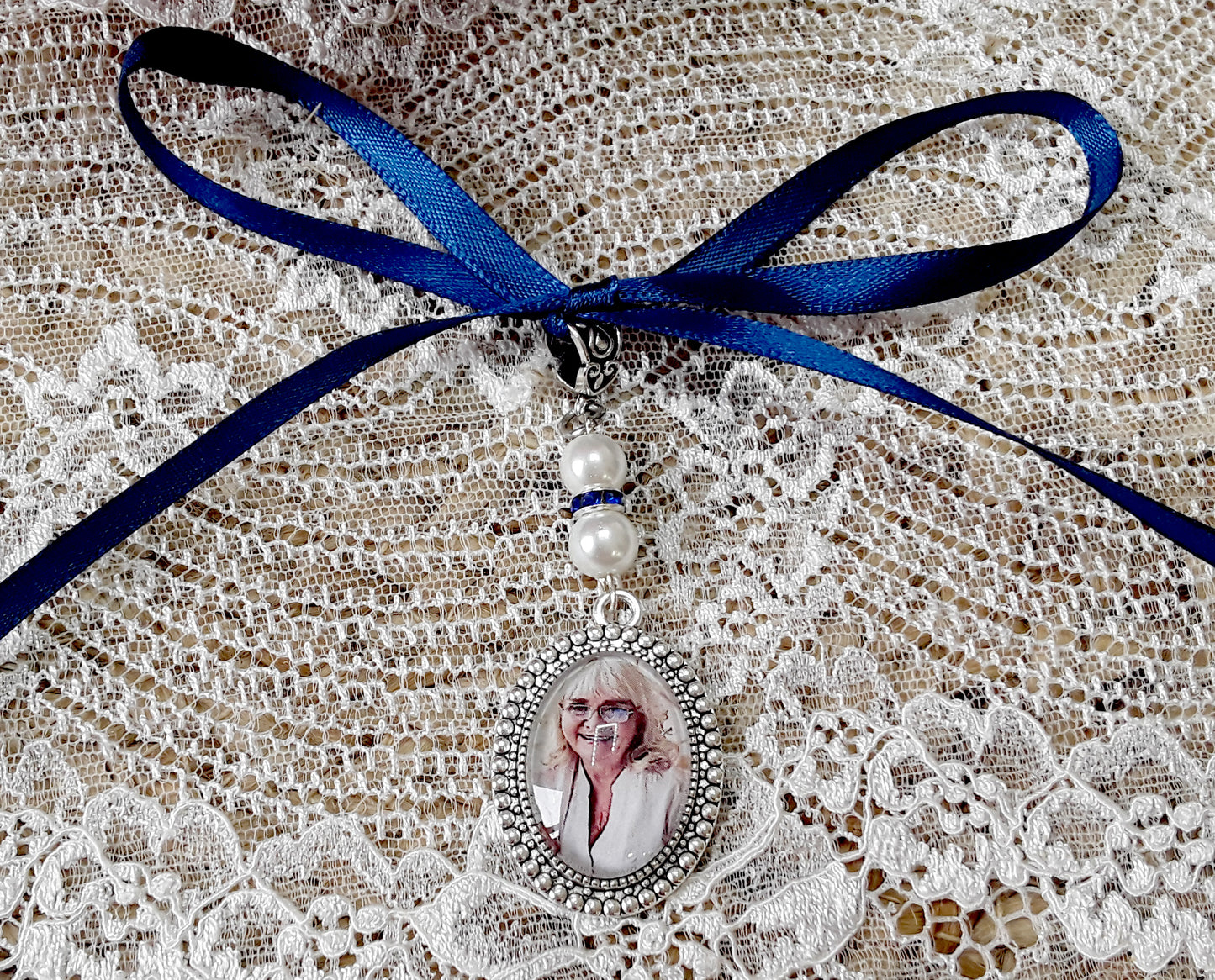 Bridal bouquet medallion, customizable with photo or text, pearl and ribbon color of your choice, emotion, souvenir jewelry, tribute to a loved one