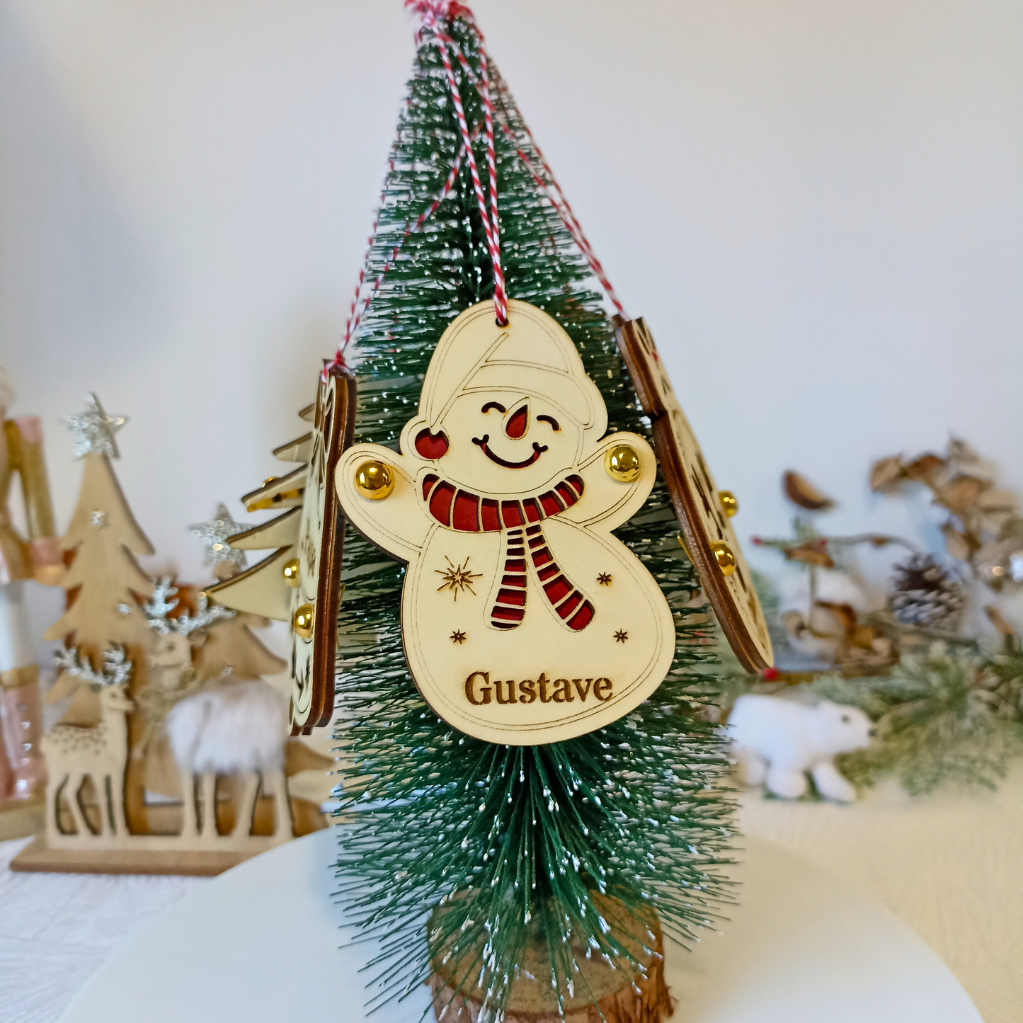 Gnome de Noël en bois gravé – Décoration sapin personnalisable