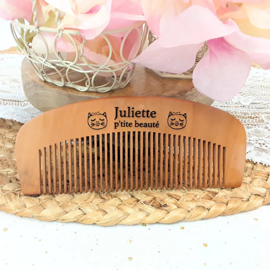 Peigne en bois pour petite fille avec prénom gravé.