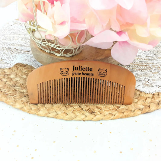Peigne prénom bois cadeau artisanal fille.