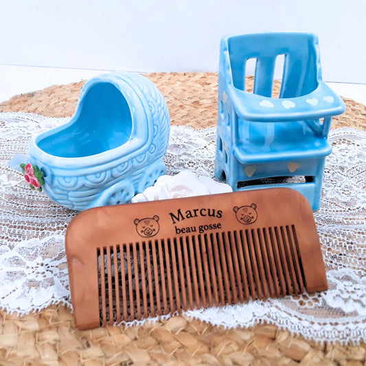 Petit peigne bois naturel gravé prénom.