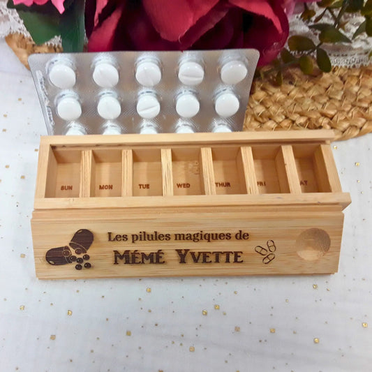Pilulier en bois gravé personnalisé pour senior.