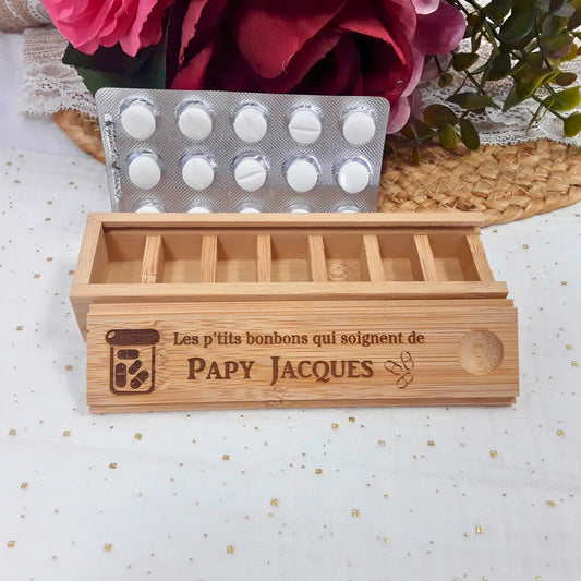 Pilulier artisanal avec compartiments gravés.