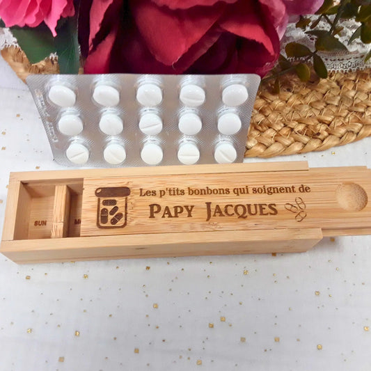 Gravure prénom sur pilulier en bois naturel.