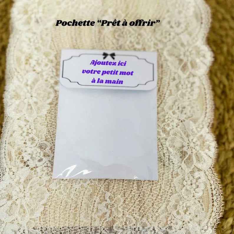 Pochette cadeau avec espace pour ajouter un message personnalisé à la main. Un emballage cadeau élégant et unique, offert pour tout achat.