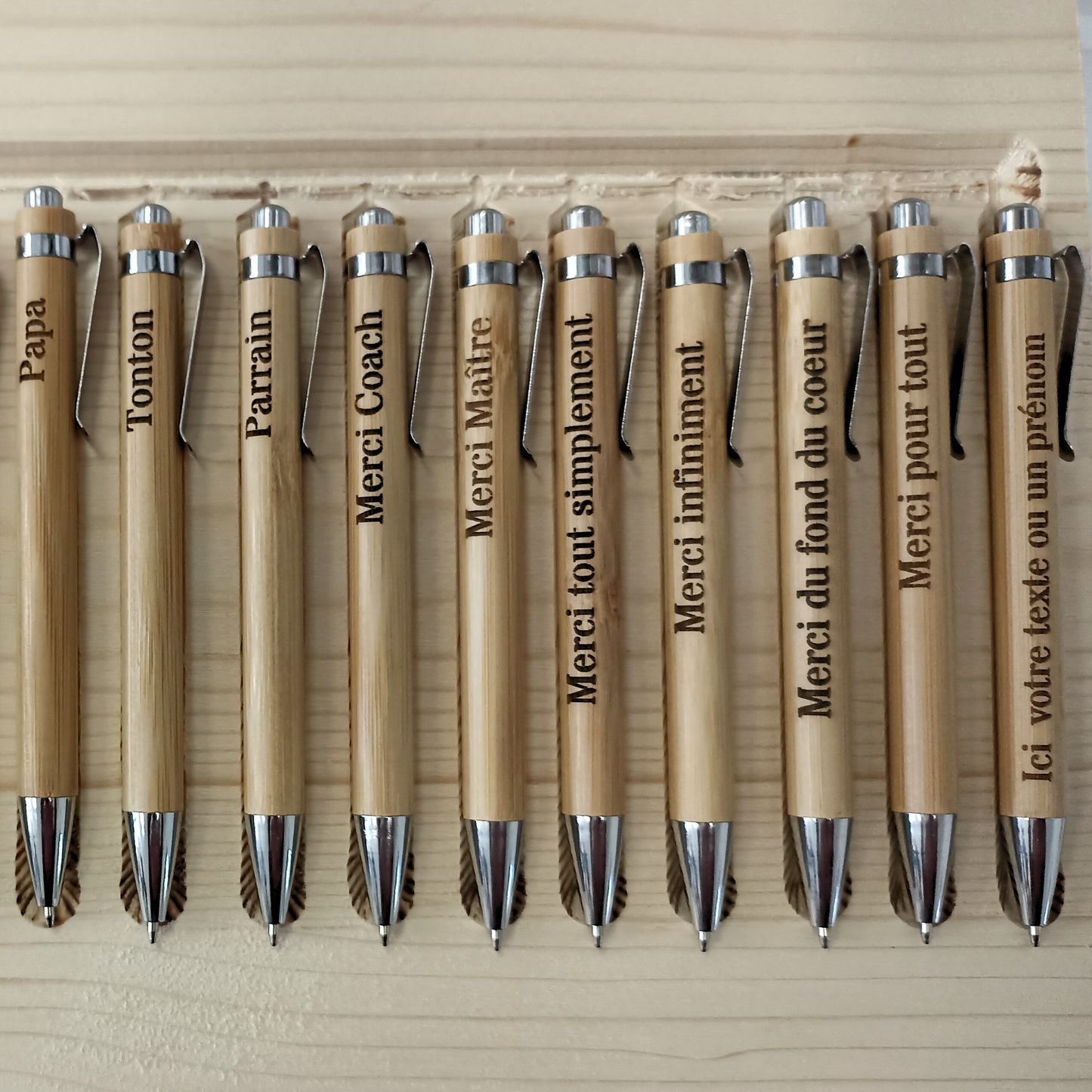 Stylo en bois gravé artisanal pour papa.