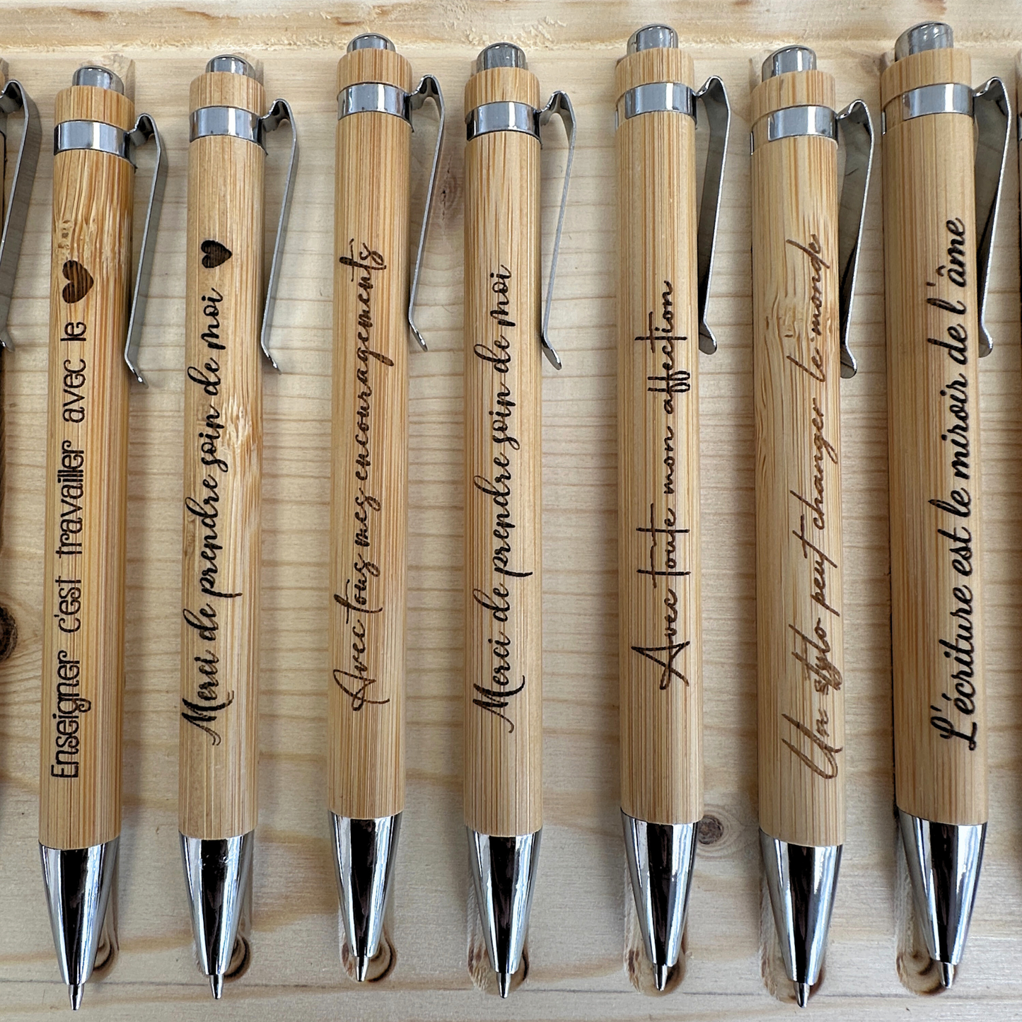 Message merci personnalisé sur stylo bambou.