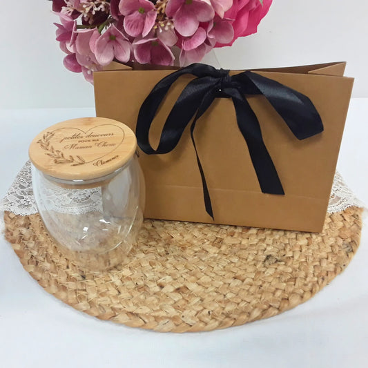 Tasse en verre double paroi personnalisée avec couvercle en bambou gravé.