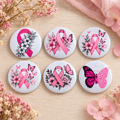 Six badges Octobre Rose 45 mm avec différents visuels roses et floraux