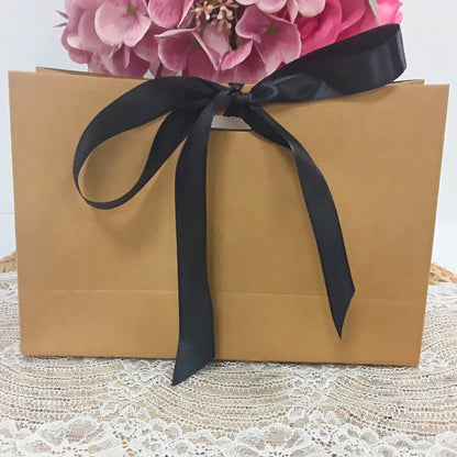 Coffret cadeau marraine avec accessoires personnalisés.