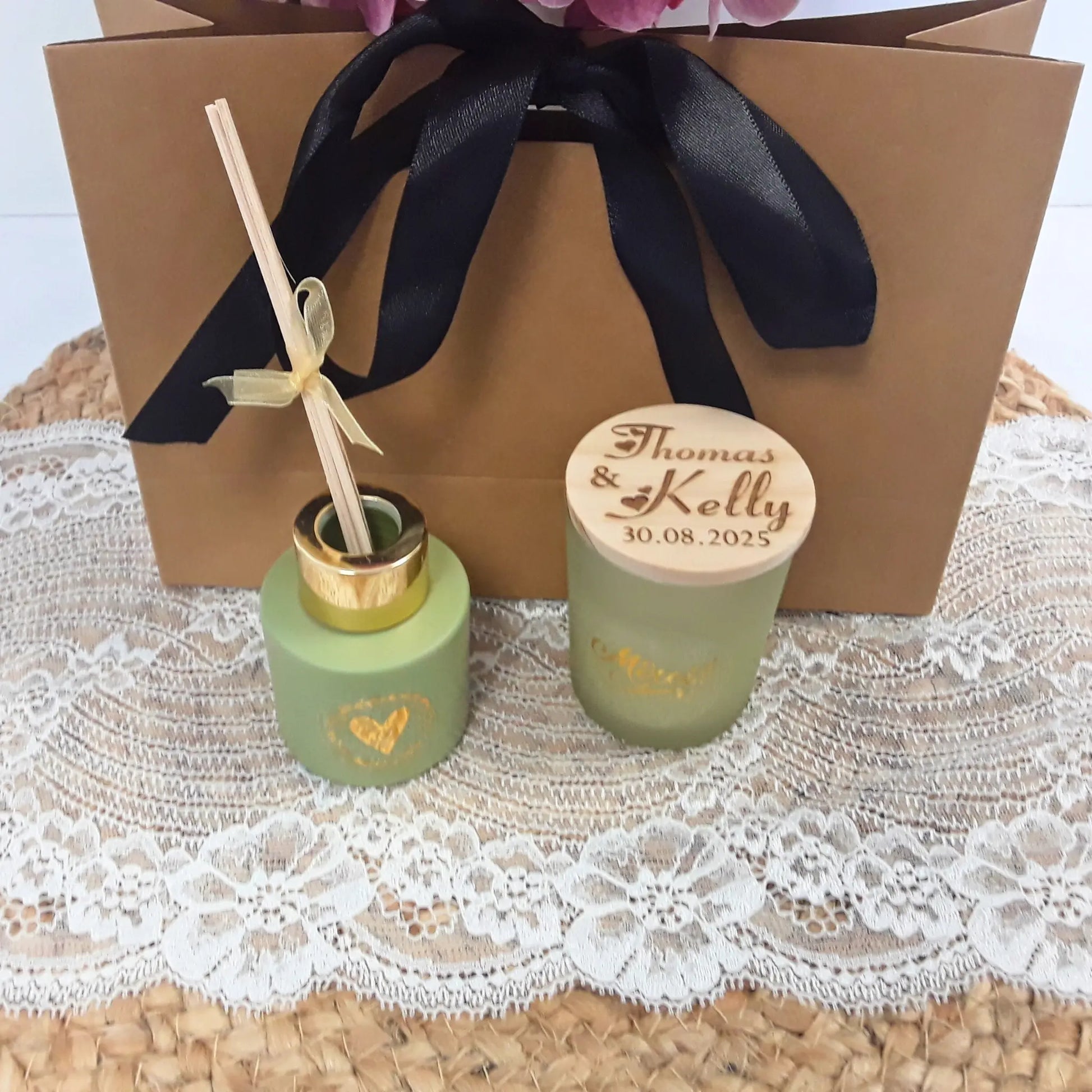 Bougie parfumée avec couvercle en bois gravé prénoms et date.