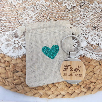 Porte-clés bois gravé initiales prénoms et date mariage.
