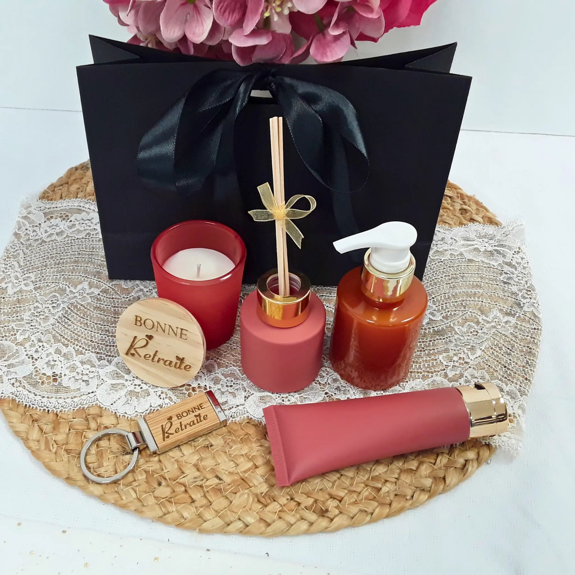 Bougie parfumée gravée "Bonne Retraite" dans coffret cadeau artisanal.