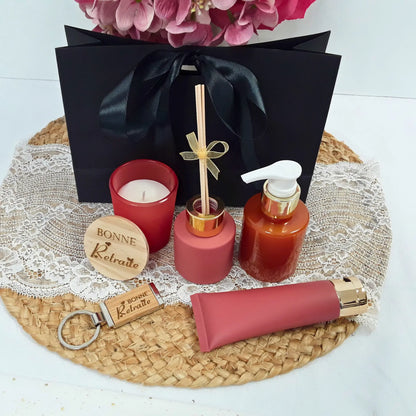 Bougie parfumée gravée "Bonne Retraite" dans coffret cadeau artisanal.