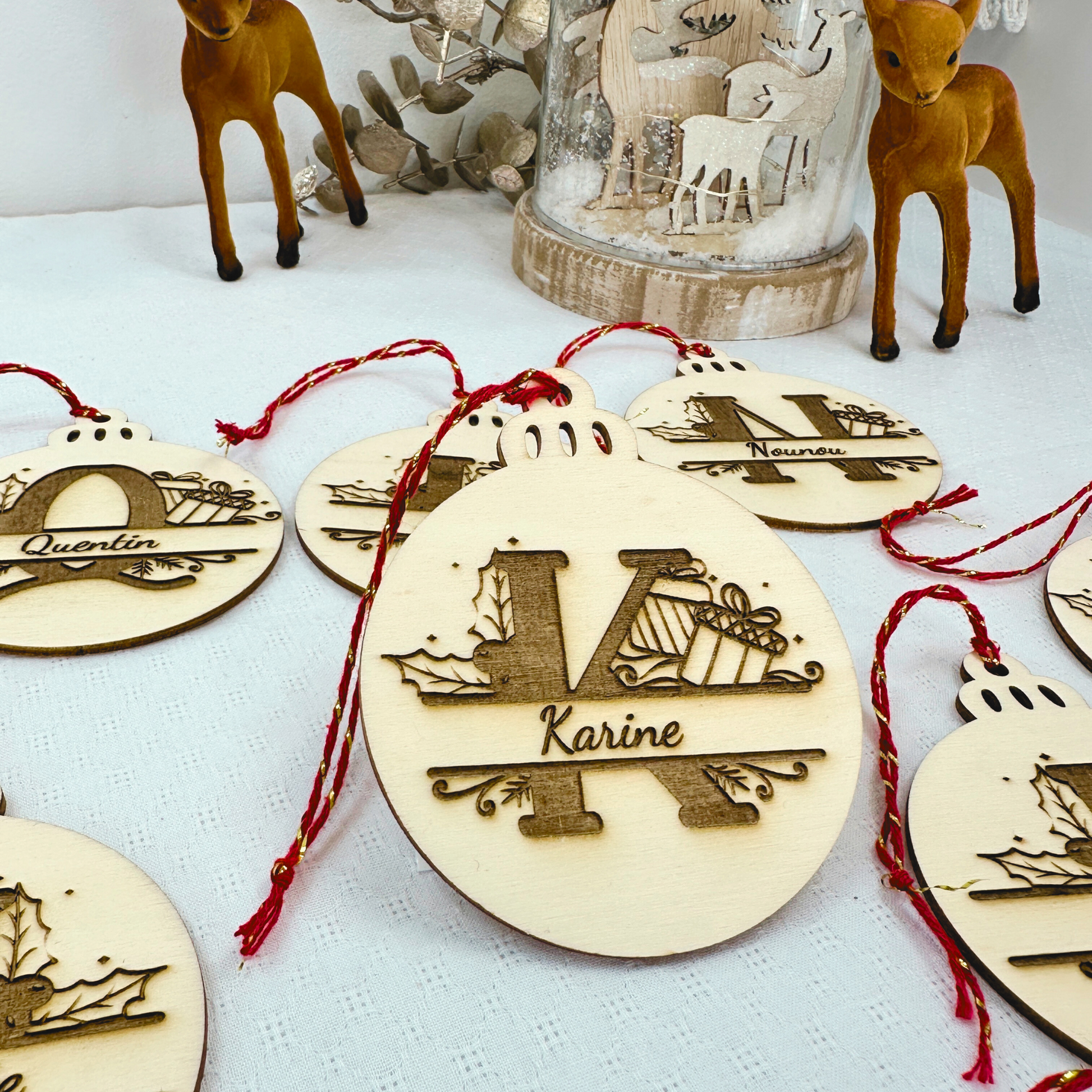 Décoration sapin artisanale en bois prénom au laser.
