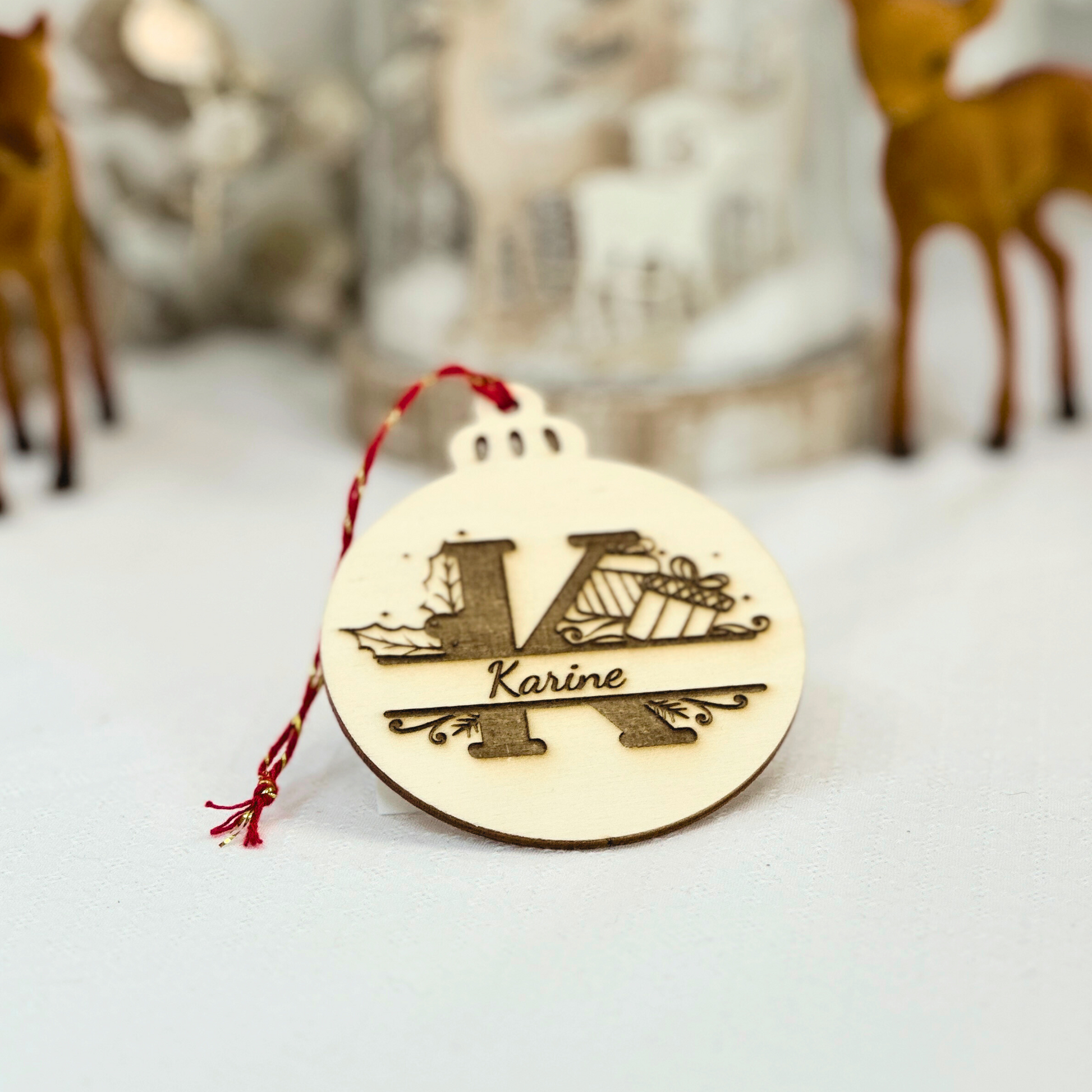 Boule de Noël gravée prénom unique cadeau de fin d’année.
