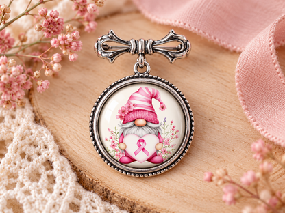 Broche épingle Octobre Rose avec cabochon 25 mm, visuel gnome au ruban rose