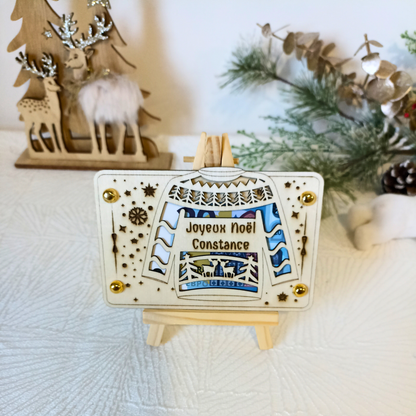 Carte en bois avec gravure fine et dorure élégante.