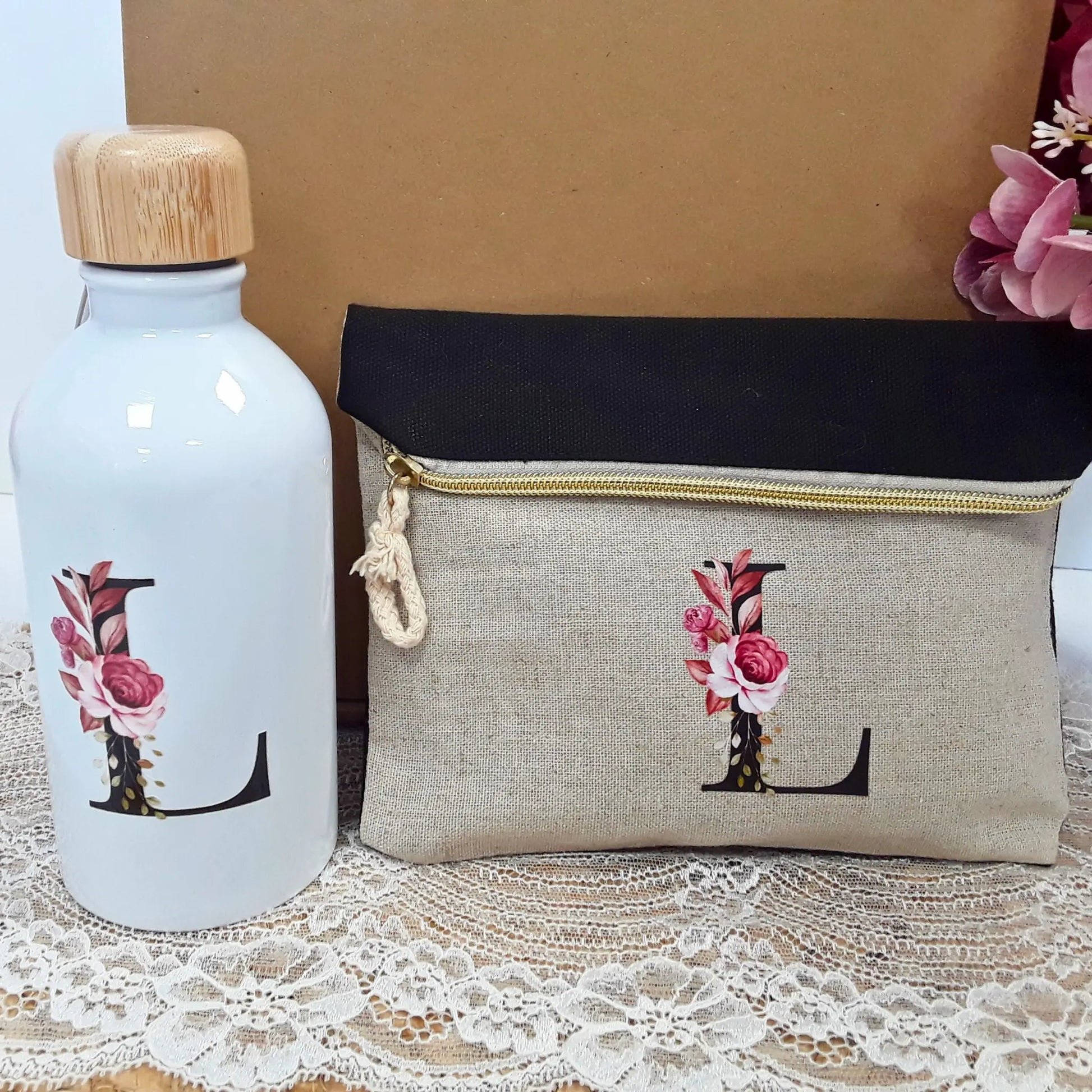 Cadeau anniversaire femme personnalisé : coffret beauté avec trousse, baume et gourde initiale fleurie.
