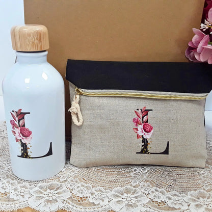 Cadeau anniversaire femme personnalisé : coffret beauté avec trousse, baume et gourde initiale fleurie.