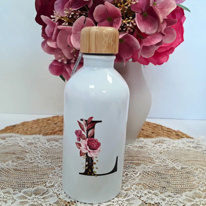 Zoom sur la gourde blanche personnalisée avec initiale fleurie, accessoire du coffret cadeau femme.