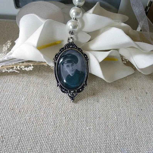 Bridal bouquet medallion, customizable jewelry with photo, unique wedding gift, tribute to a deceased loved one, jewelry, emotion, souvenir