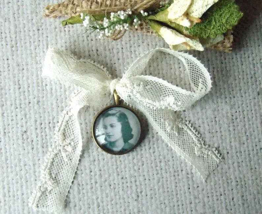 Bridal bouquet medallion, wedding tribute jewelry, customizable photo, souvenir jewelry, gift for the bride, emotional wedding, jewelry
