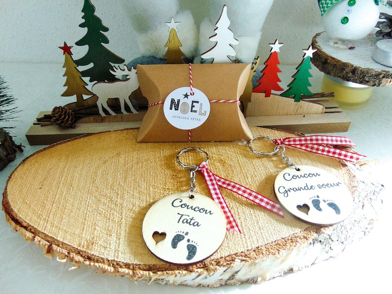 Engraved Wooden Keychain - Christmas Pregnancy Announcement Idea - Laser Engraving - Personalized Gift - Made in France