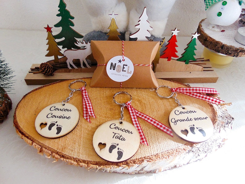 Engraved Wooden Keychain - Christmas Pregnancy Announcement Idea - Laser Engraving - Personalized Gift - Made in France