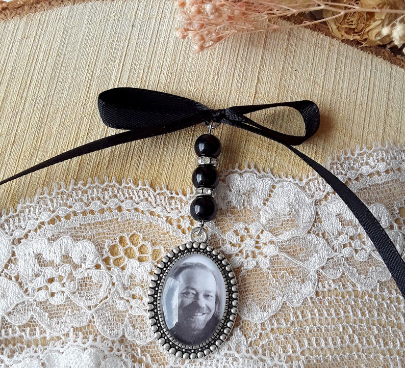 Medallion for bridal bouquet, customizable with photo or text, tribute and memory of the deceased, matching pearl and ribbon, wedding jewelry