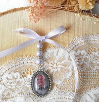 Medallion for bridal bouquet, medallion with deceased photograph, tribute jewelry, souvenir jewelry, customizable pearl color and ribbon