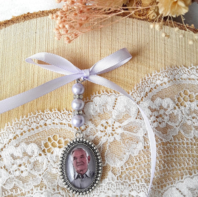 Medallion for bridal bouquet, medallion with deceased photograph, tribute jewelry, souvenir jewelry, customizable pearl color and ribbon