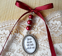 Medallion for bridal bouquet, photo or text, emotional jewelry, memorial, tribute, wedding gift, pearl color and customizable ribbon