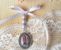 Medallion for bridal bouquet, medallion with deceased photograph, tribute jewelry, souvenir jewelry, customizable pearl color and ribbon