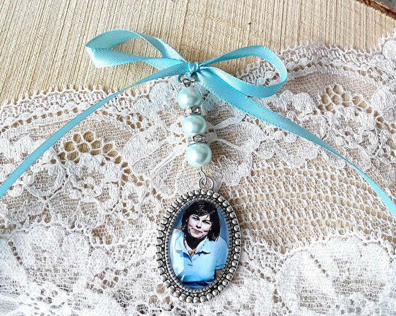 Médaillon Personnalisé pour Bouquet de Mariée - Création Artisanale Française - Bijou Souvenir avec Photo ou Texte - Cadeau de mariage Unique - Couleur Ruban et Perle au choix