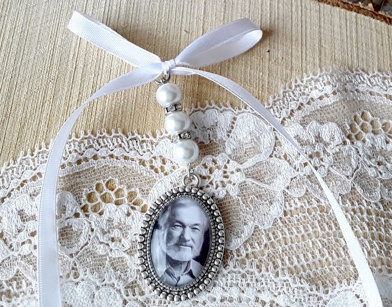 Médaillon Personnalisé pour Bouquet de Mariée - Création Artisanale Française - Bijou Souvenir avec Photo ou Texte - Cadeau de mariage Unique - Couleur Ruban et Perle au choix