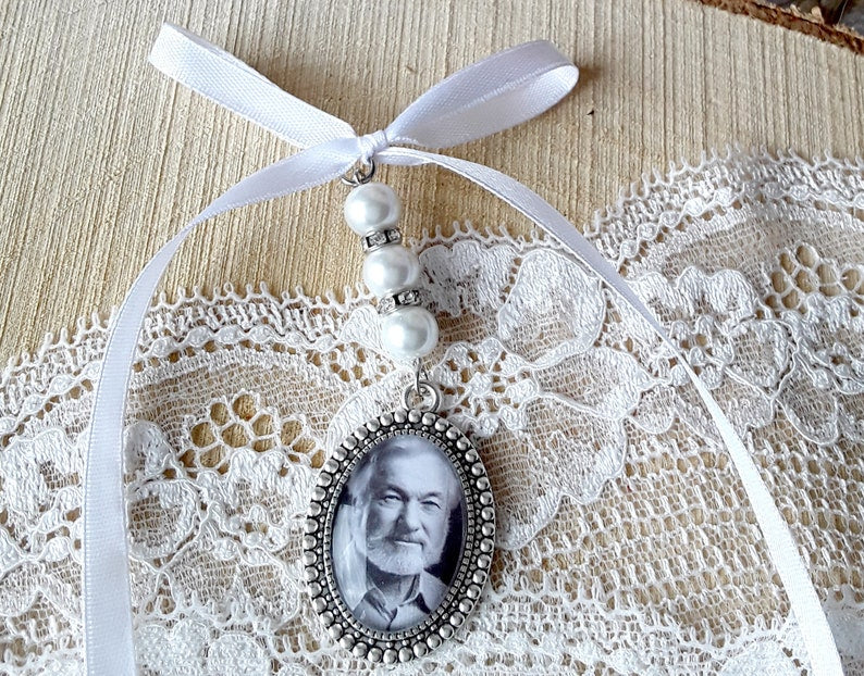 Medallion for bridal bouquet, photo and text, emotional gift, memorial, tribute to the wedding, pearl color and customizable ribbon, flowers