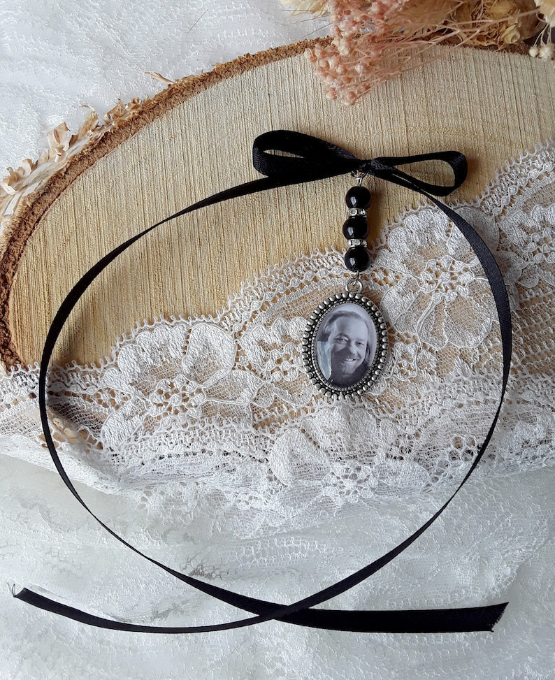 Medallion for bridal bouquet, medallion with deceased photograph, tribute jewelry, souvenir jewelry, customizable pearl color and ribbon