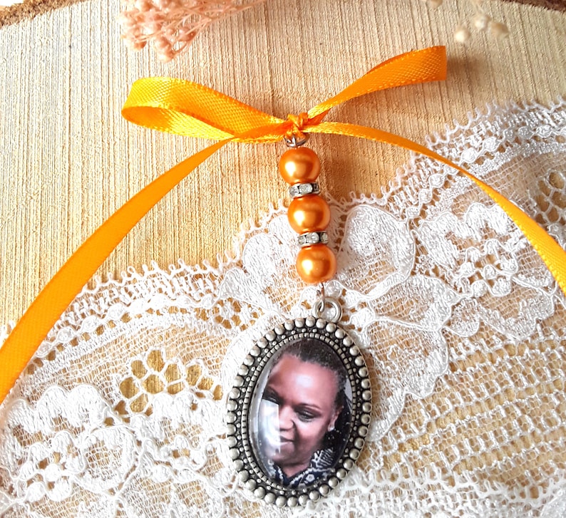 Wedding medallion, jewelry for bridal bouquet, several possible medallions, memorial jewelry, deceased tribute, matching pearl and ribbon