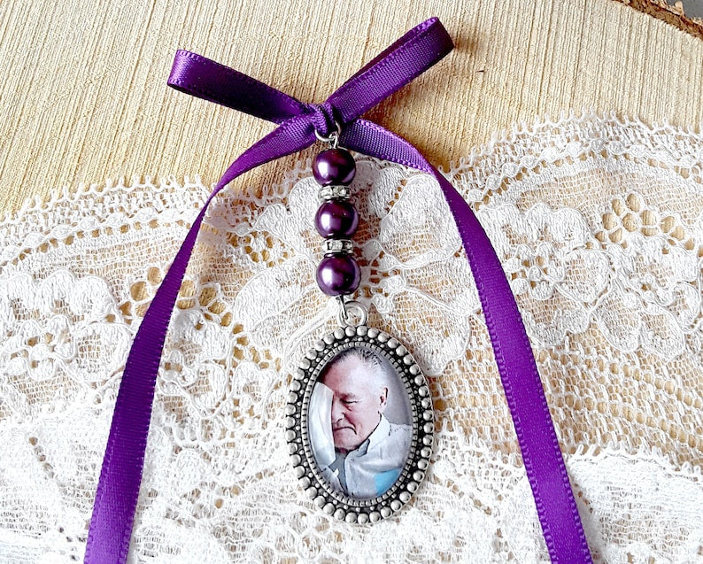 Medallion for bridal bouquet of flowers, text or photo, wedding commemorative jewelry, matching pearl and ribbon, wedding souvenir, memorial