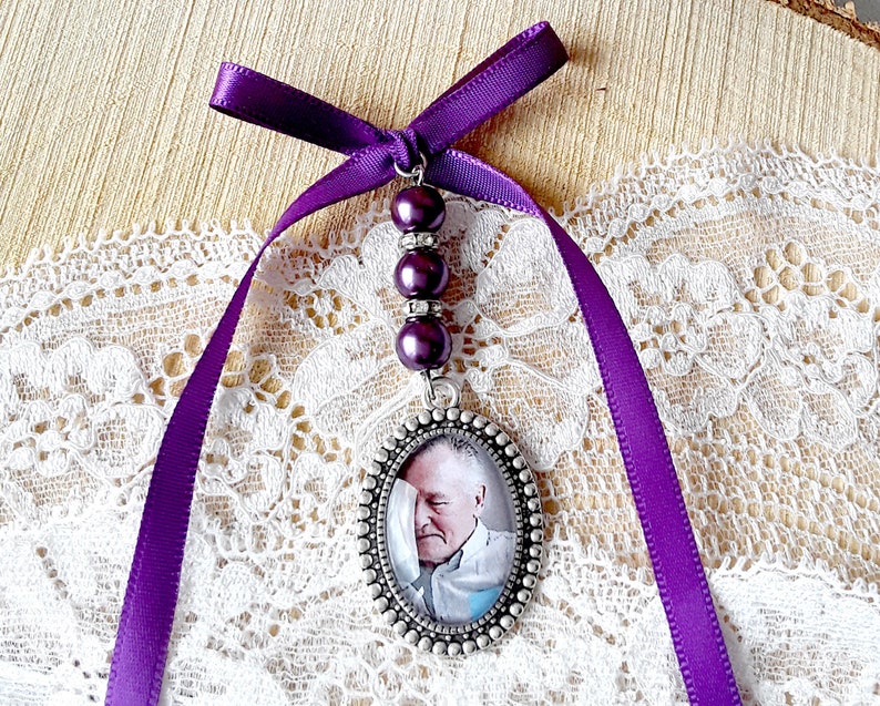 Bridal bouquet medallion, personalized with text or photo, pearl color and customizable ribbon, souvenir jewelry, memorial, deceased tribute