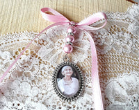 Special bridal bouquet medallion, photo or text, wedding gift, pearl color and customizable ribbon, emotional jewelry, wedding souvenir